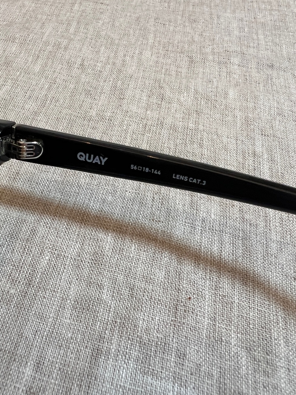 QUAY Unplugged Square Polarized Sunglasses in Black/Black Polarized. NWT - Picture 6 of 12